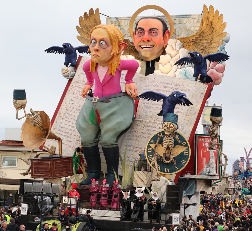 giorgia-meloni-carnaval-viareggio giorgia-meloni-carnaval-viareggio