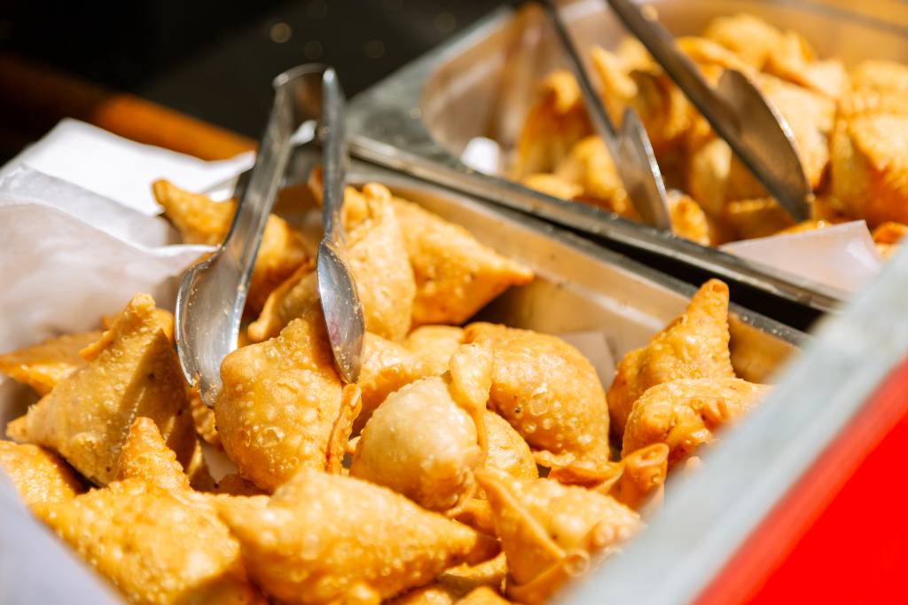 Holi – samosa Samosas, comida típica indiana