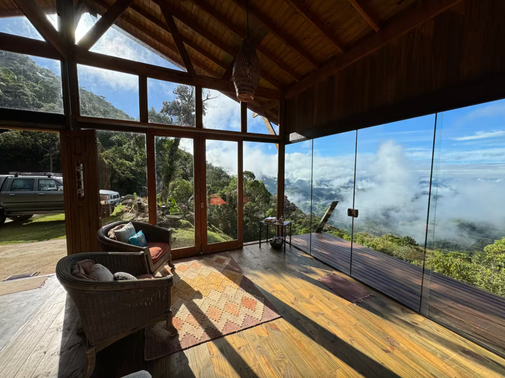 Loft de vidro no Parque Natural de São Francisco Xavier no topo do Vale da Santa Bárbara