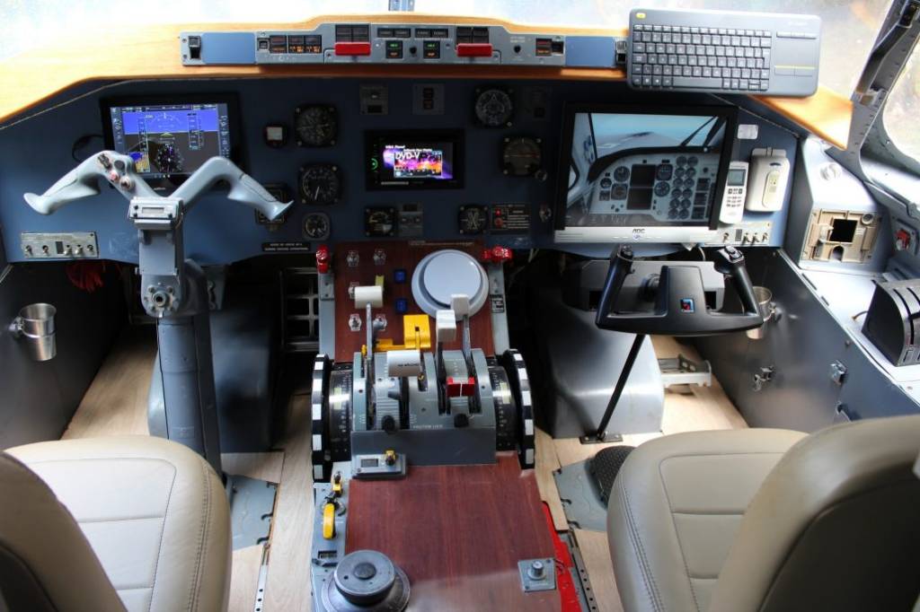 vivie-pousada-aviao-cockpit vivie-pousada-aviao-cockpit
