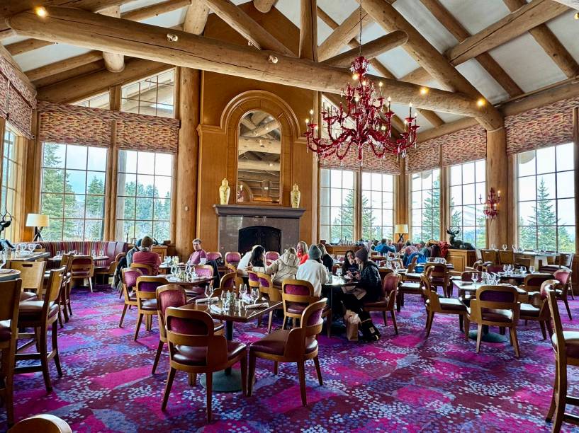 O elegantérrimo salão do Cinnabar O elegantérrimo salão do Cinnabar