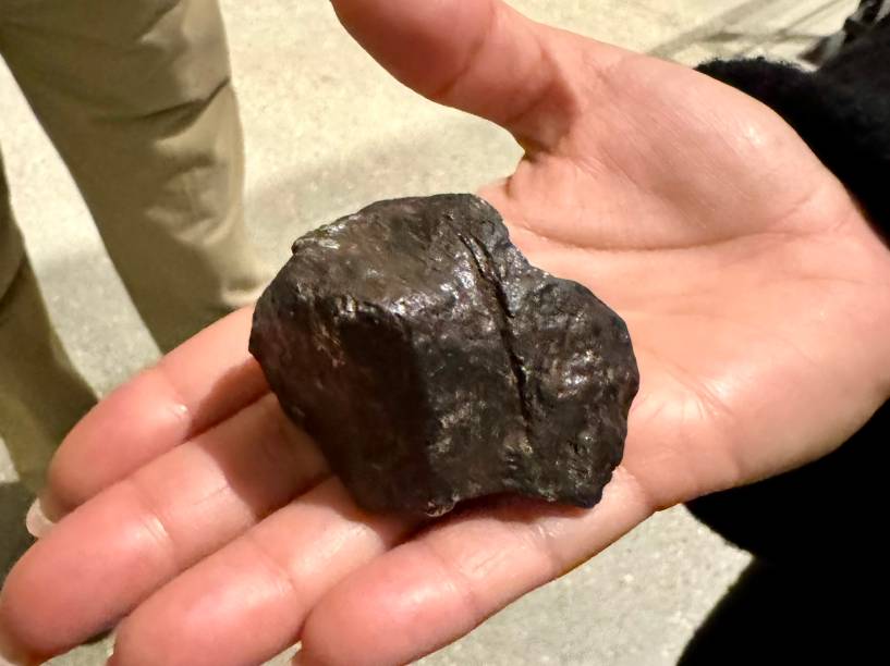 Fragmento de meteoro que caiu no Arizona no Museu de Utah Fragmento de meteoro que caiu no Arizona no Museu de Utah