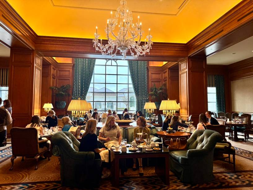 Amigas tricotando em uma tarde qualquer no chá da tarde do Grand America Amigas tricotando em uma tarde qualquer no chá da tarde do Grand America