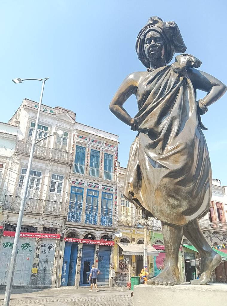 estatua-largo-prainha estatua-largo-prainha