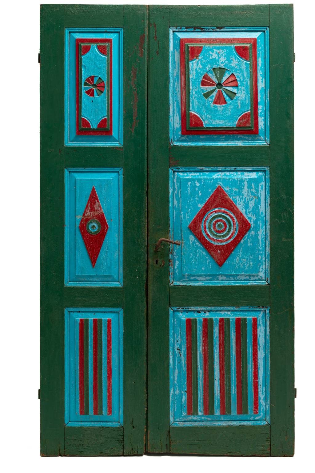 Porta exposição Detalhes esculpidos revelam a habilidade artesanal e a adaptação às madeiras brasileiras