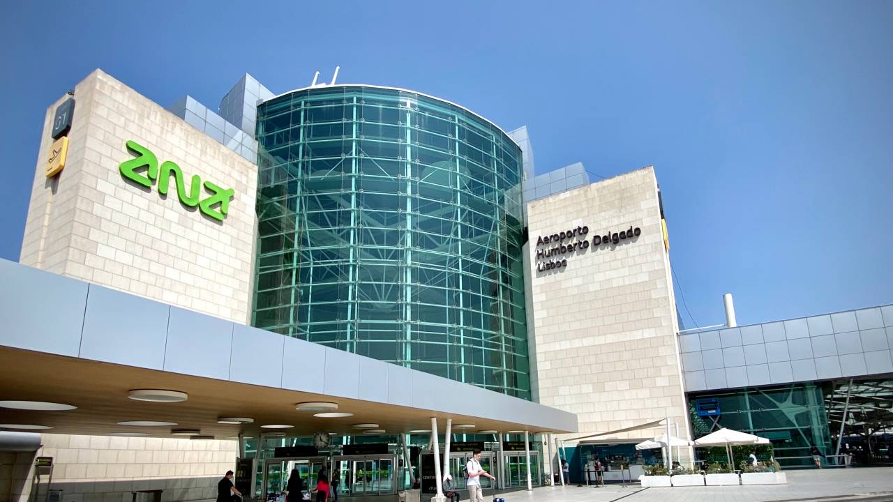 Novo sistema de controle de fronteiras afeta passageiros no maior aeroporto de Portugal
