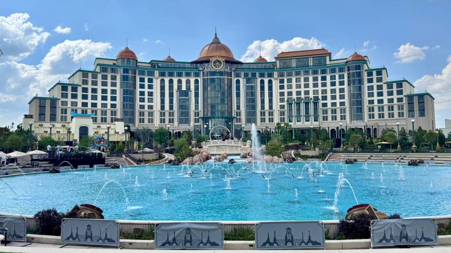 Grand Hotel Helios: hóspedes saem direto do hotel para dentro do Celestial Park Grand Hotel Helios: hóspedes saem direto do hotel para dentro do Celestial Park