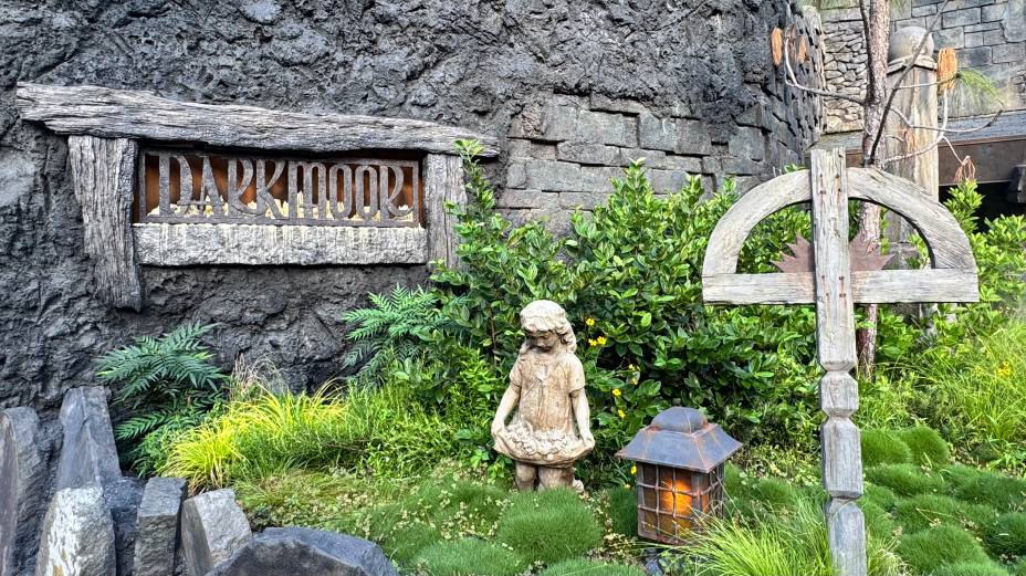 O Dark Universe foi ambientado como a aldeia de Darkmoor O Dark Universe foi ambientado como a aldeia de Darkmoor
