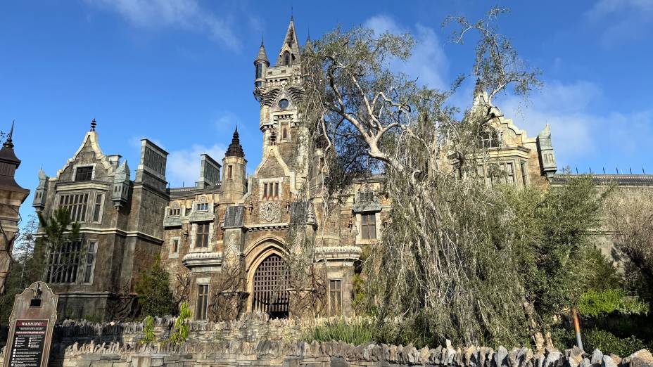 A mansão do Frankestein coroa a aldeia devastada de Darkmoor A mansão do Frankestein coroa a aldeia devastada de Darkmoor