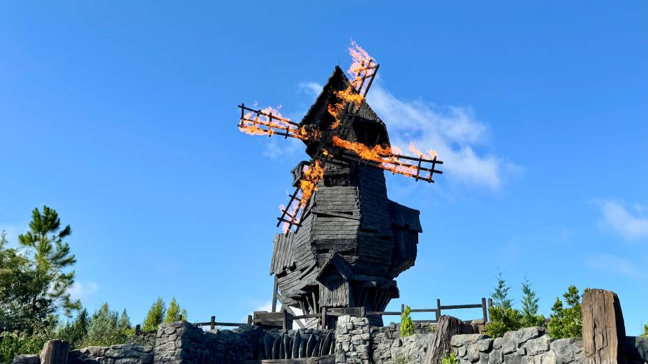 Moinho que pega fogo de tempos em tempos guarda o restaurante The Burning Blade Tavern Moinho que pega fogo de tempos em tempos guarda o restaurante The Burning Blade Tavern