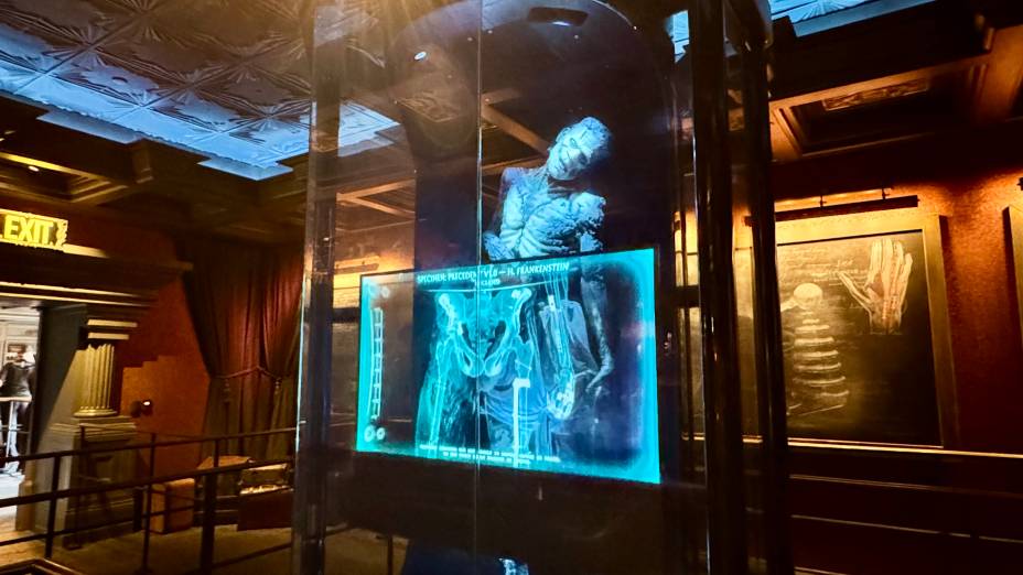 Elementos curiosos distraem os visitantes durante a fila da atração Monsters Unchained: The Frankenstein Experiment Elementos curiosos distraem os visitantes durante a fila da atração Monsters Unchained: The Frankenstein Experiment