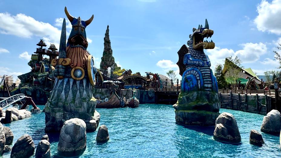 Área temática reproduz o vilarejo viking da Ilha de Berk Área temática reproduz o vilarejo viking da Ilha de Berk