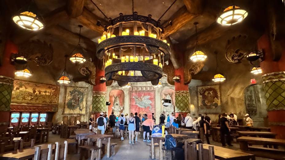 O restaurante Mead Hall foi ambientado como o coração de Berk, onde fica o principal salão de reuniões da aldeia O restaurante Mead Hall foi ambientado como o coração de Berk, onde fica o principal salão de reuniões da aldeia