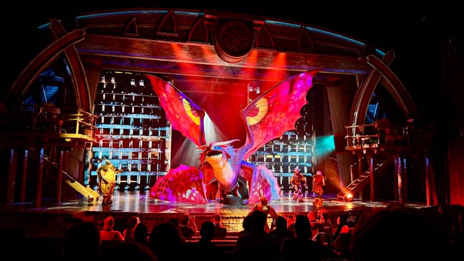 Os coloridos dragões do show The Untrainable Dragon Os coloridos dragões do show The Untrainable Dragon