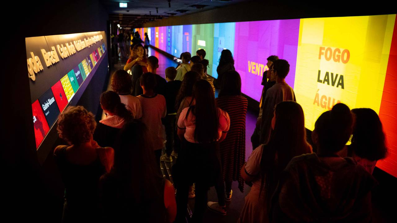 Exposição principal mergulha nos sons, ritmos e histórias que moldam a nossa língua