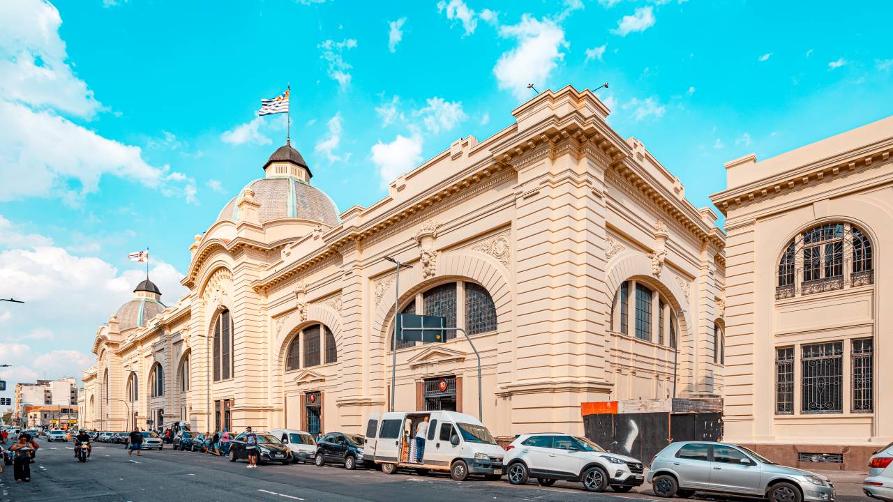 Clássico da cidade, o Mercado Municipal também entra no roteiro de quem curte esporte