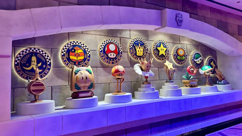 As icônicas taças do jogo Mario Kart estão presentes As icônicas taças do jogo Mario Kart estão presentes