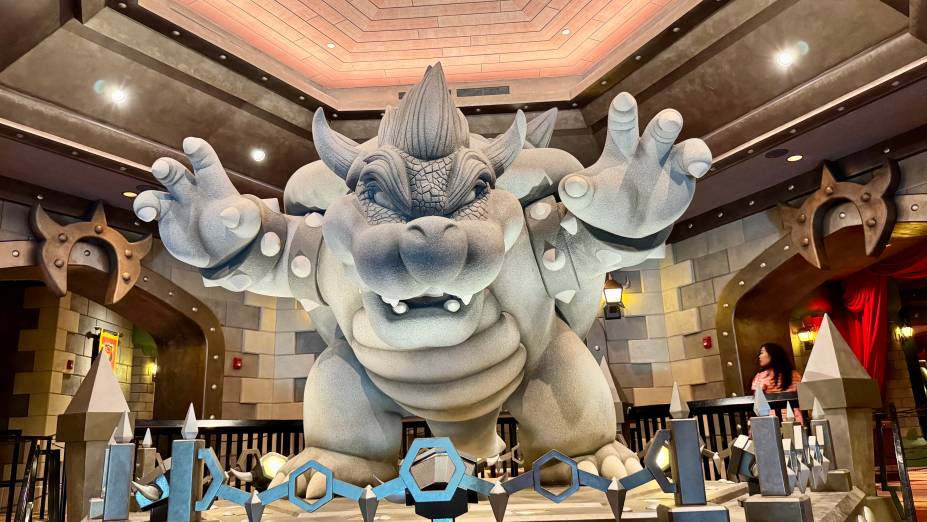 Escultura do vilão Bowser na atração inspirada em Mario Kart Escultura do vilão Bowser na atração inspirada em Mario Kart