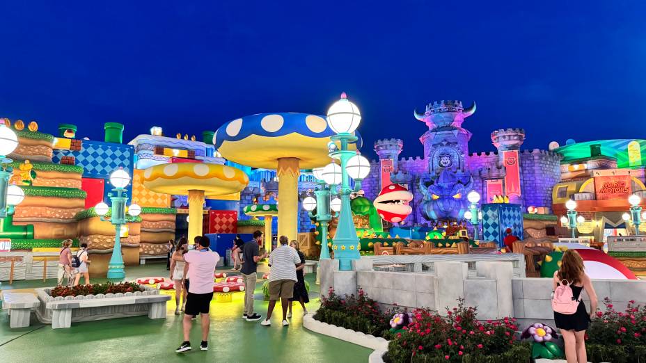 O Super Nintendo World fica ainda mais incrível com a iluminação noturna O Super Nintendo World fica ainda mais incrível com a iluminação noturna