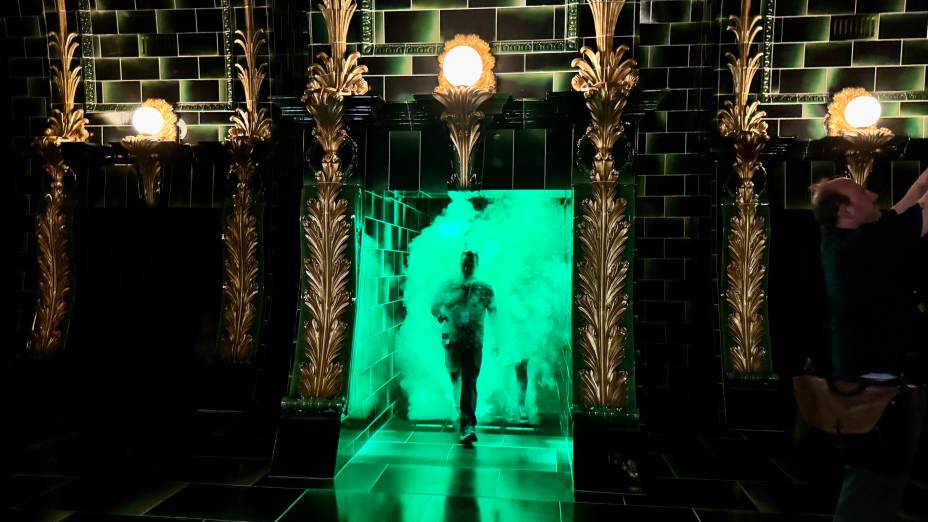 Os visitantes "emergem" das lareiras do Ministério da Magia Os visitantes "emergem" das lareiras do Ministério da Magia