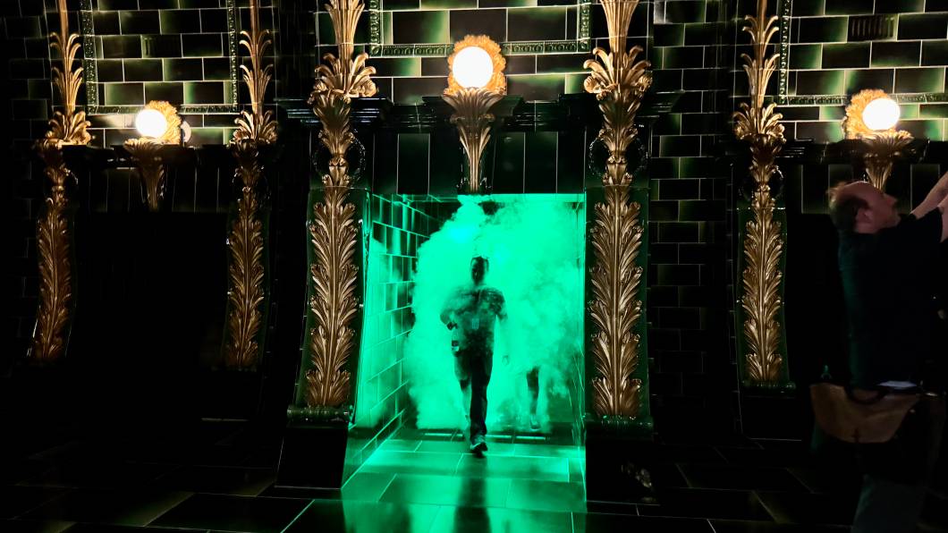 Os visitantes "emergem" das lareiras do Ministério da Magia Os visitantes "emergem" das lareiras do Ministério da Magia