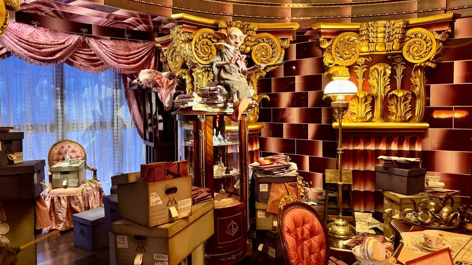 Na fila, os visitantes passam pelo escritório de Dolores Umbridge Na fila, os visitantes passam pelo escritório de Dolores Umbridge