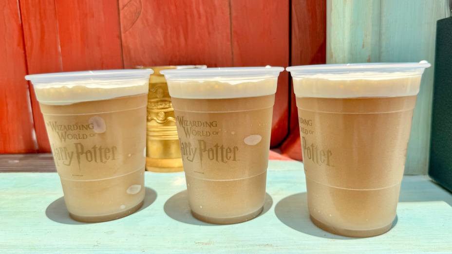 A cerveja amanteigada, tão mencionada nos filmes e séries, não é alcoólica e tem gostinho de baunilha A cerveja amanteigada, tão mencionada nos filmes e séries, não é alcoólica e tem gostinho de baunilha