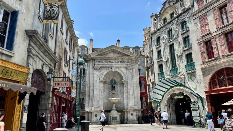 De Paris, visitantes são "transportados" para o Ministério da Magia em Londres pelo Metrofloo De Paris, visitantes são "transportados" para o Ministério da Magia em Londres pelo Metrofloo