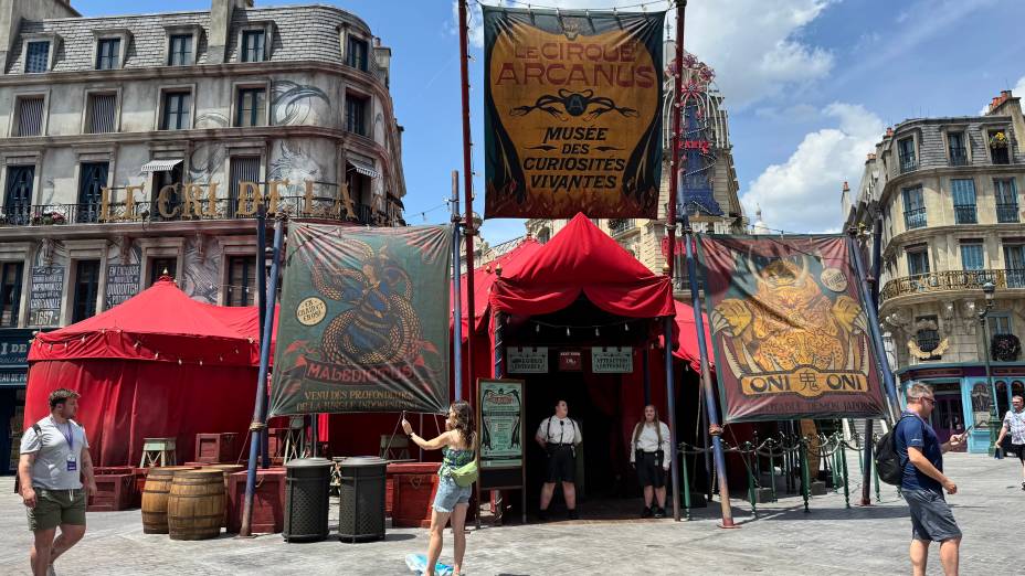 Le Cirque Arcanus é um espetáculo com as criaturas fantásticas da maleta de Newt Scamander Le Cirque Arcanus é um espetáculo com as criaturas fantásticas da maleta de Newt Scamander