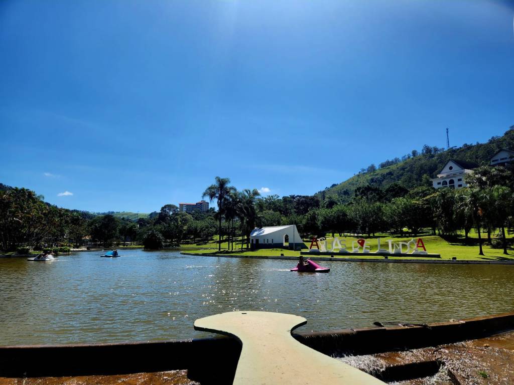 Praca-Adhemar-de-Barros-Aguas-de-Lindoia—credito-Divulgacao-Eliria-Buso A praça Adhemar de Barros, cercada por montanhas, é a principal praça da cidade