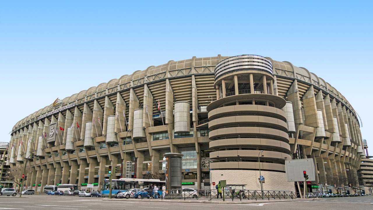 Com fachada futurista, o Estádio Santiago Bernabéu reforça a posição do Real Madrid como símbolo global do futebol
