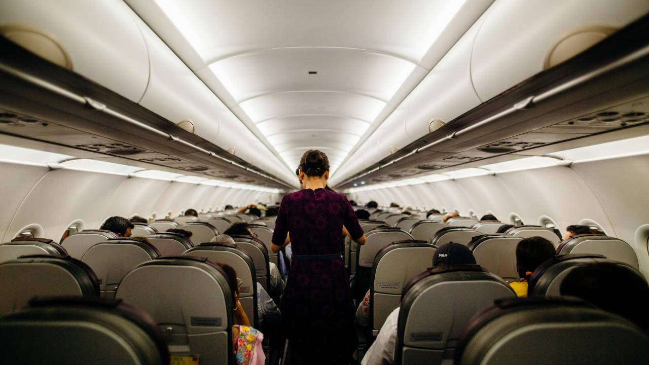 Na mira da fiscalização, hábito comum entre passageiros pode comprometer a segurança a bordo