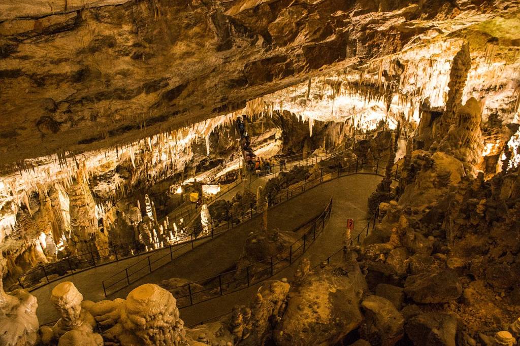 caverna-postojna caverna-postojna