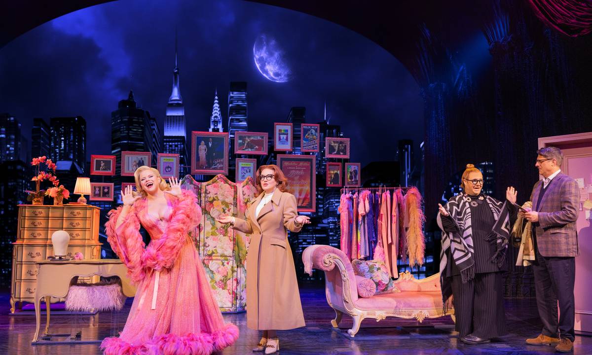 Megan Hilty, Jennifer Simard, Josh Lamon e Christopher Sleber na peça Death becomes her