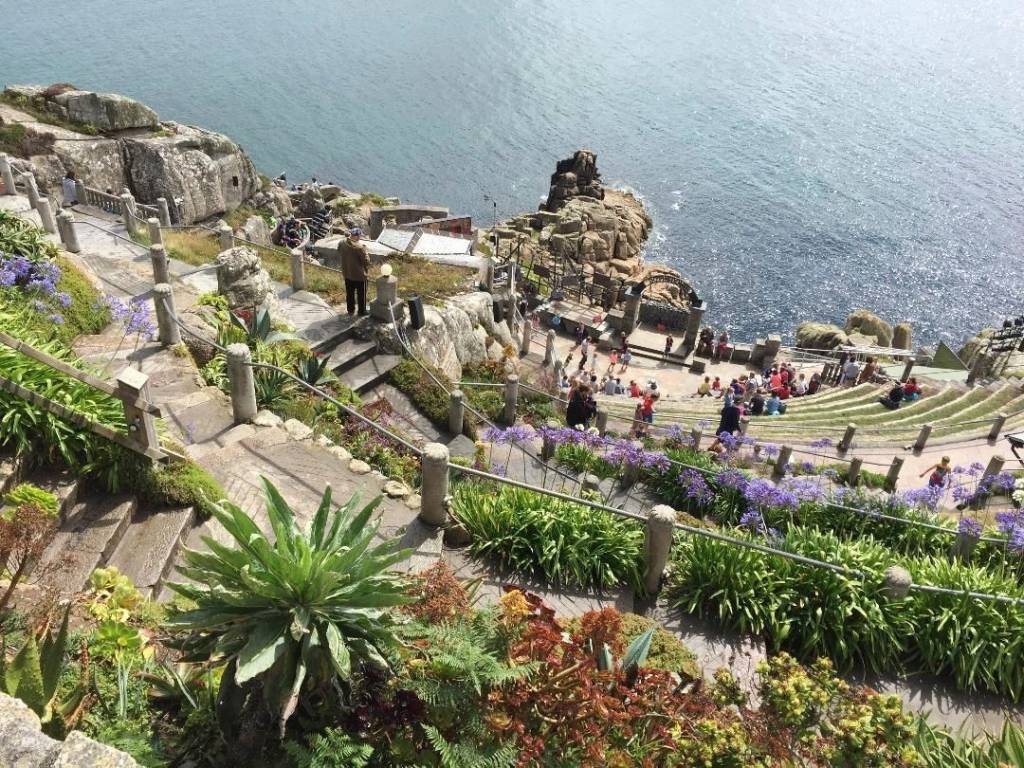 teatro O Teatro Minack em Cornwall oferece apresentações culturais em meio aos penhascos à beira-mar