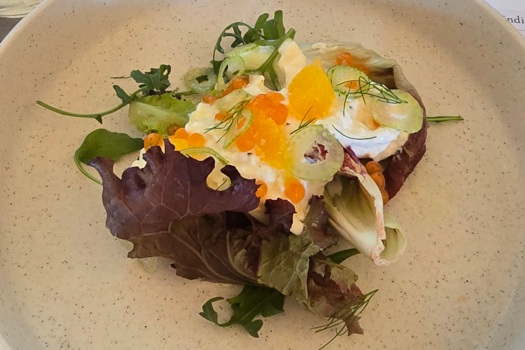 Salada de folhas com ovas de salmão