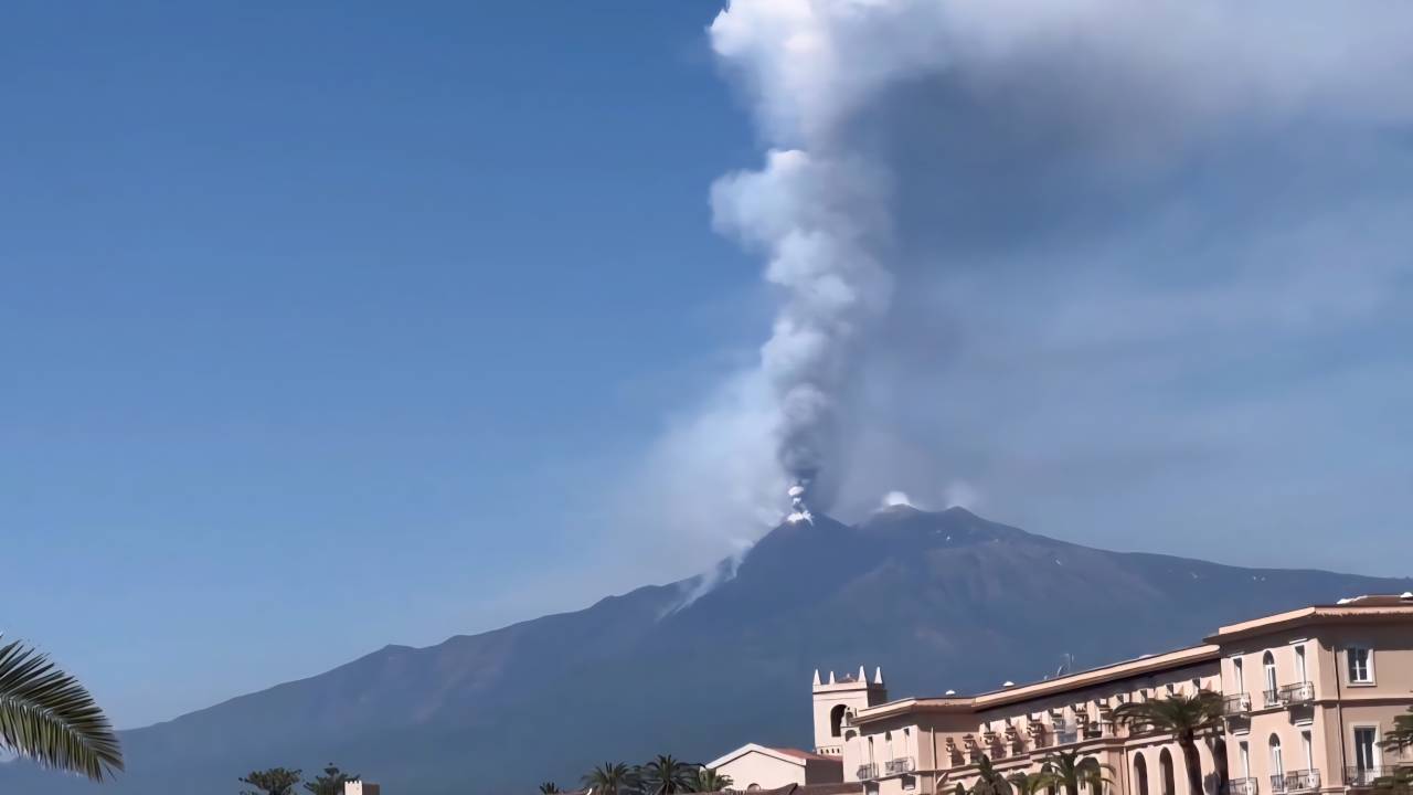 A erupção atual segue um padrão recorrente e é monitorada em tempo real por especialistas