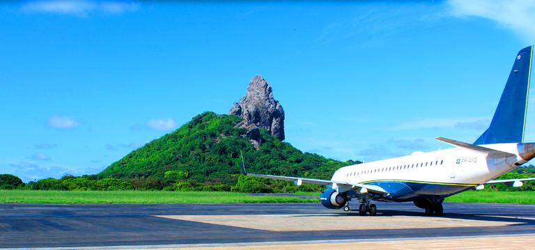 avião no aeroporto governador carlos wilson, fernando de noronha