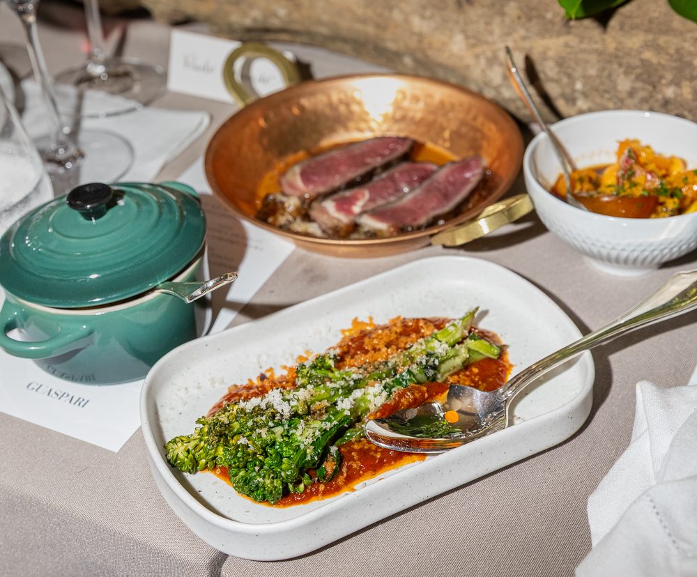 Guaspari_Chuleta de vaca velha_Crédito Katiuska Sales 1 Prato do quarto tempo composto por chuleta de vaca velha acompanhada de tomates com butarga e broccolini