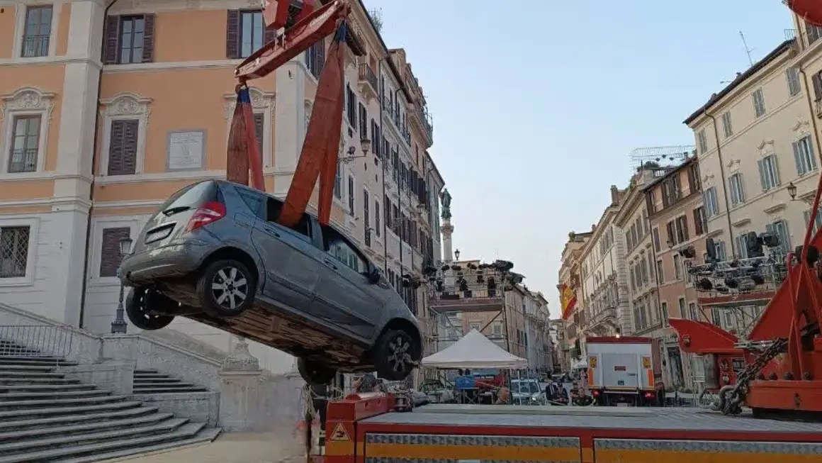 O veículo foi removido da Escadaria da Praça da Espanha por um guindaste