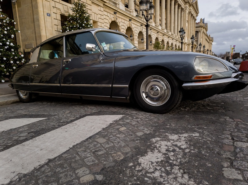 Passear por Paris a bordo do Citroën DS é vivenciar a cidade de maneira romântica