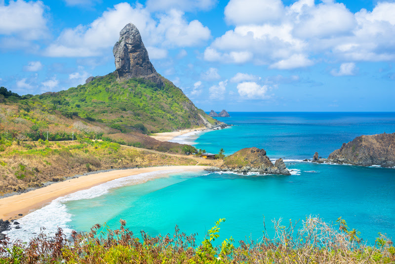 A calmaria do mar de Noronha ganha um toque especial quando explorada a bordo da Va’a