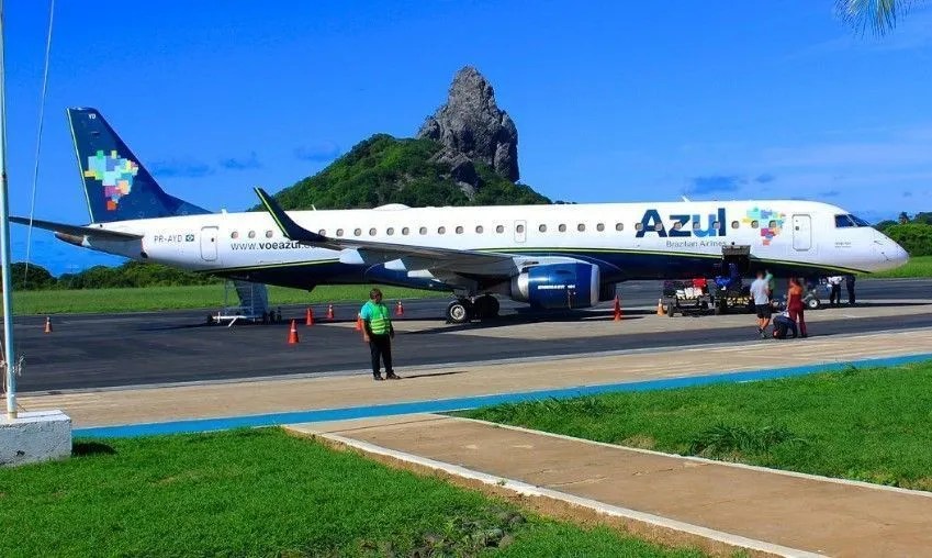 avião da azul no aeroporto de fernando de noronha
