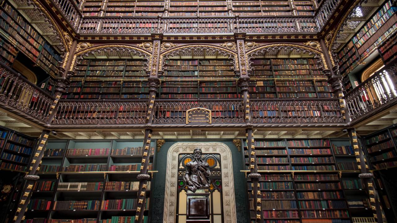 Real Gabinete reúne livros raros e uma arquitetura que surpreende qualquer visitante