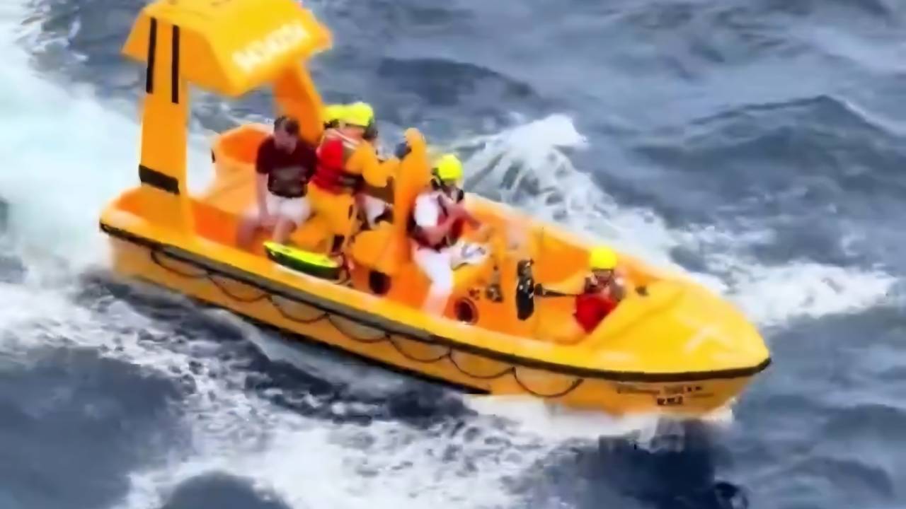 Passageiros registraram o momento em que o pai e a filha foram socorridos pela equipe de socorro