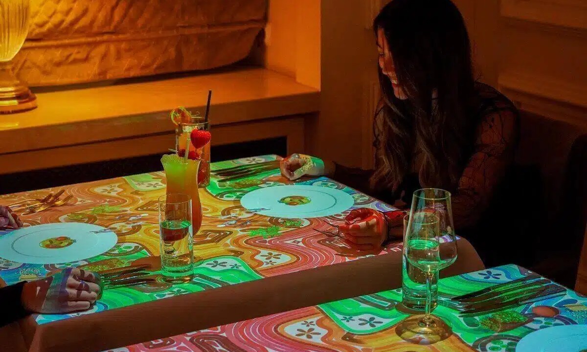 Cada etapa do jantar ganha vida com cenários e efeitos visuais