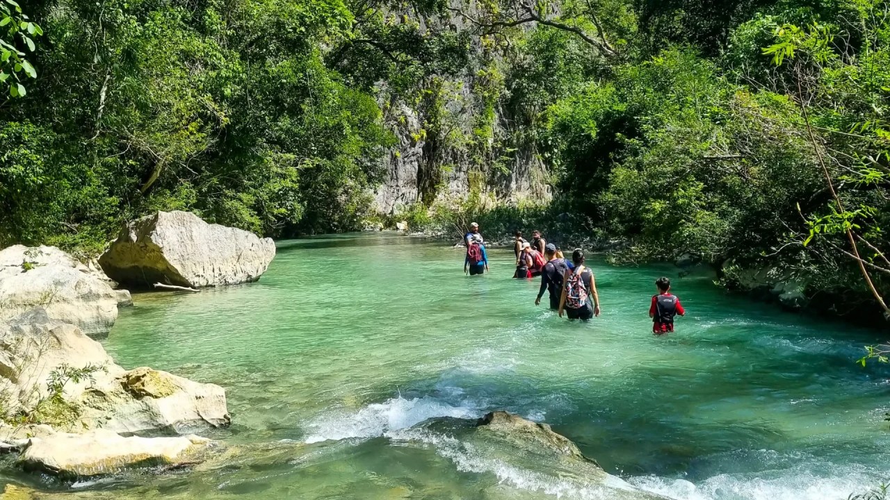 A maior parte dos 7 km da trilha é feita assim: caminhando dentro do rio, entre pedras e águas cristalinas