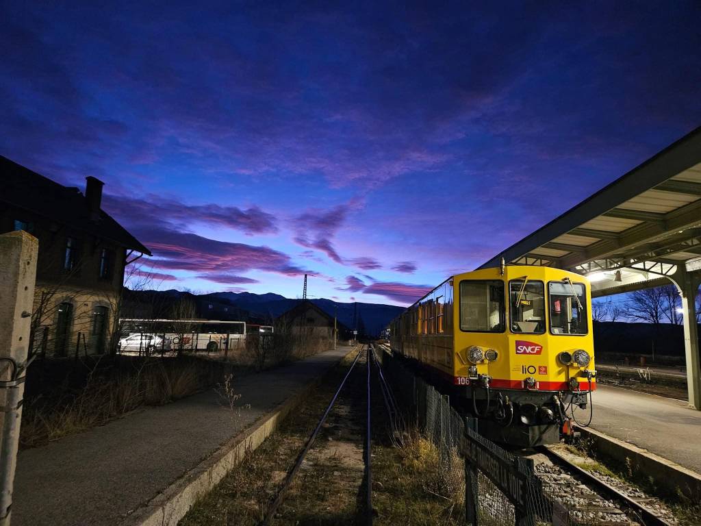 le-train-jaune-franca le-train-jaune-franca