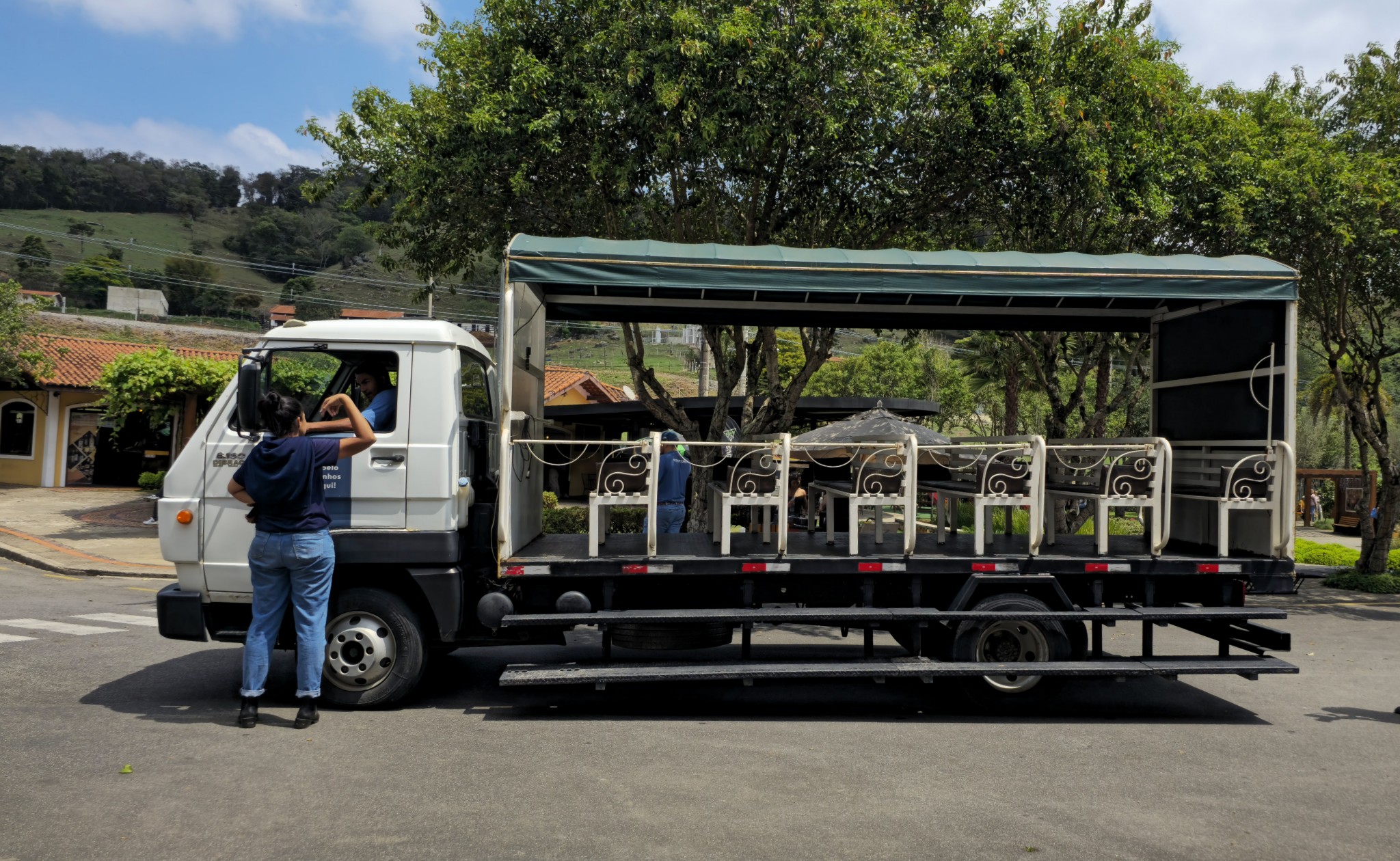 wine bus vinicola goes