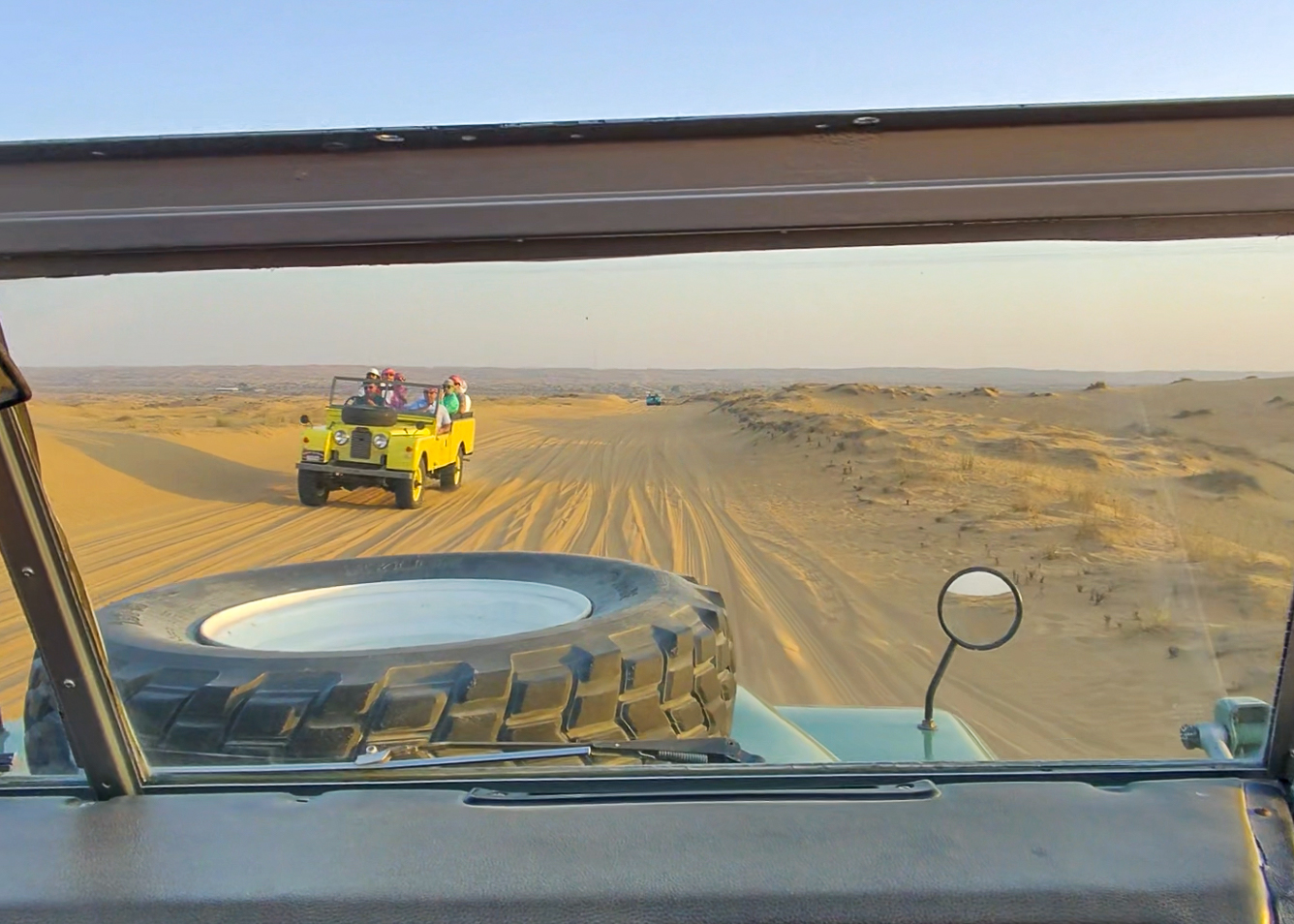 Land Rovers em trajeto pelo deserto Dubai